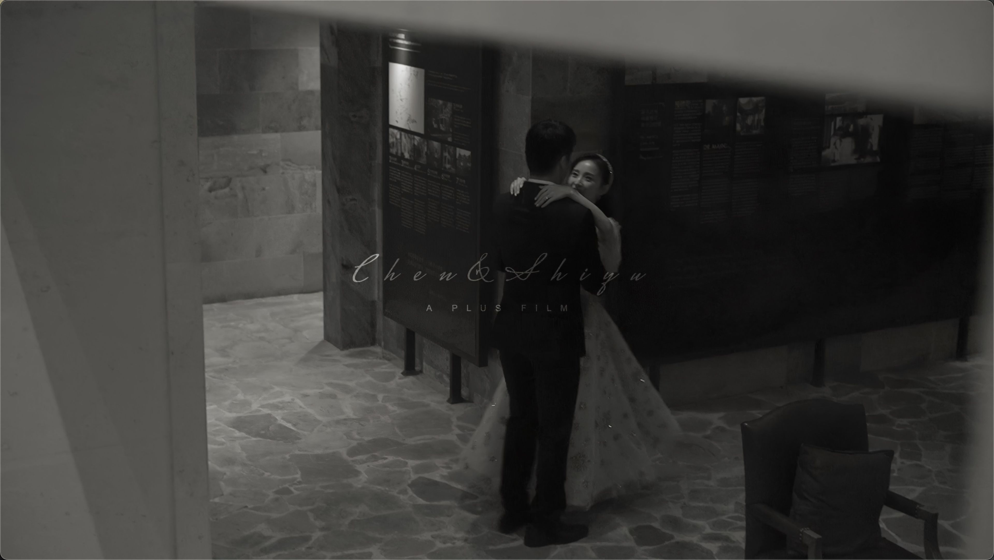 我身穿一袭白纱满心欢喜走向你