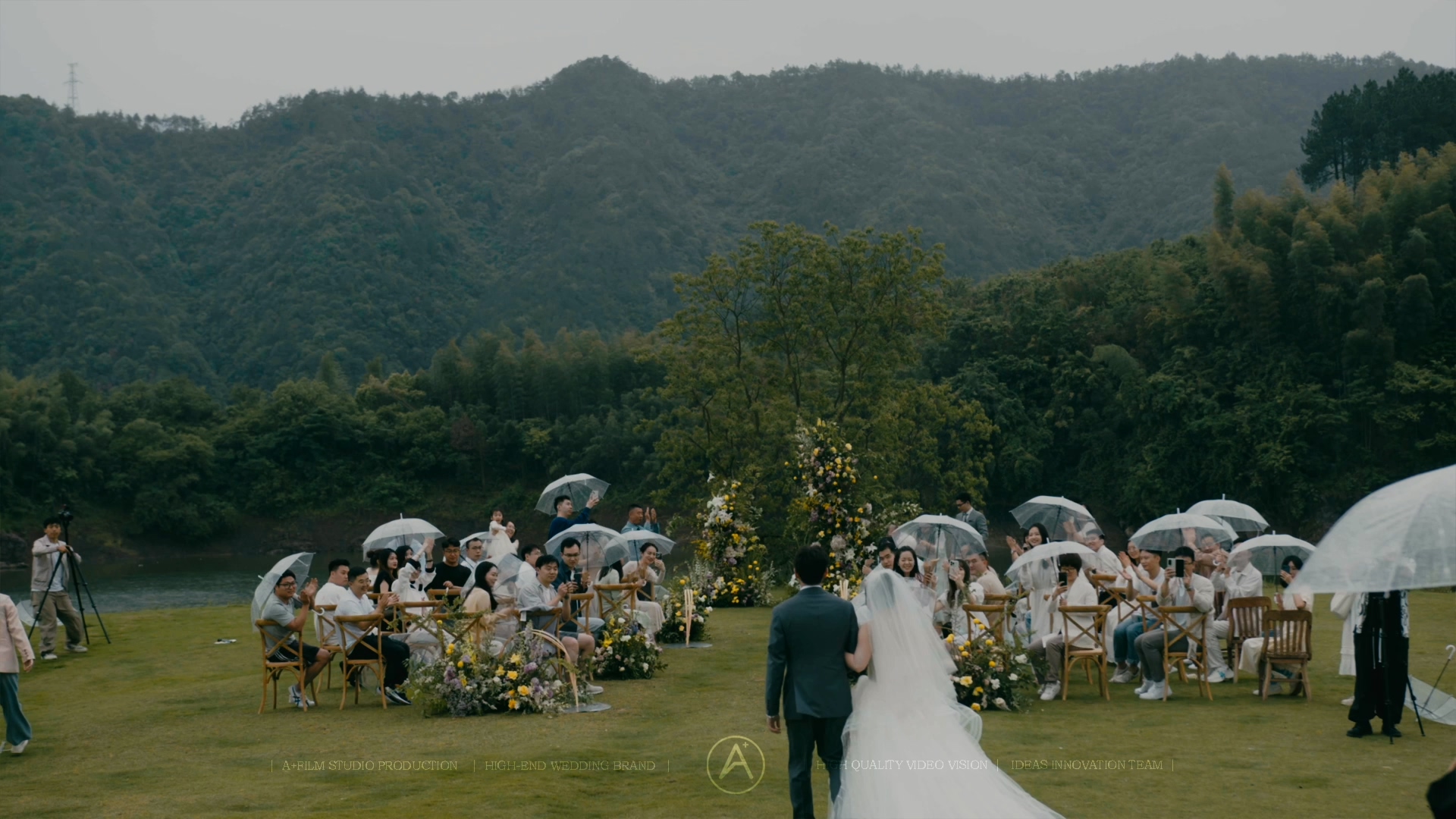 谁说雨天不适合结婚！！！