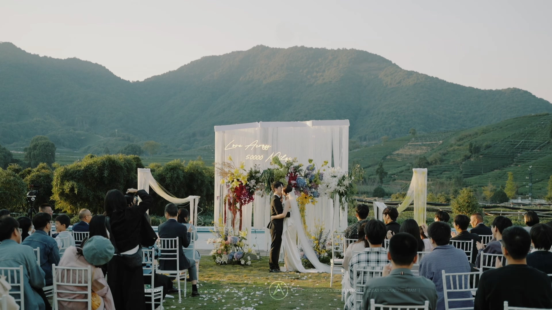 秋日草坪婚礼的氛围感