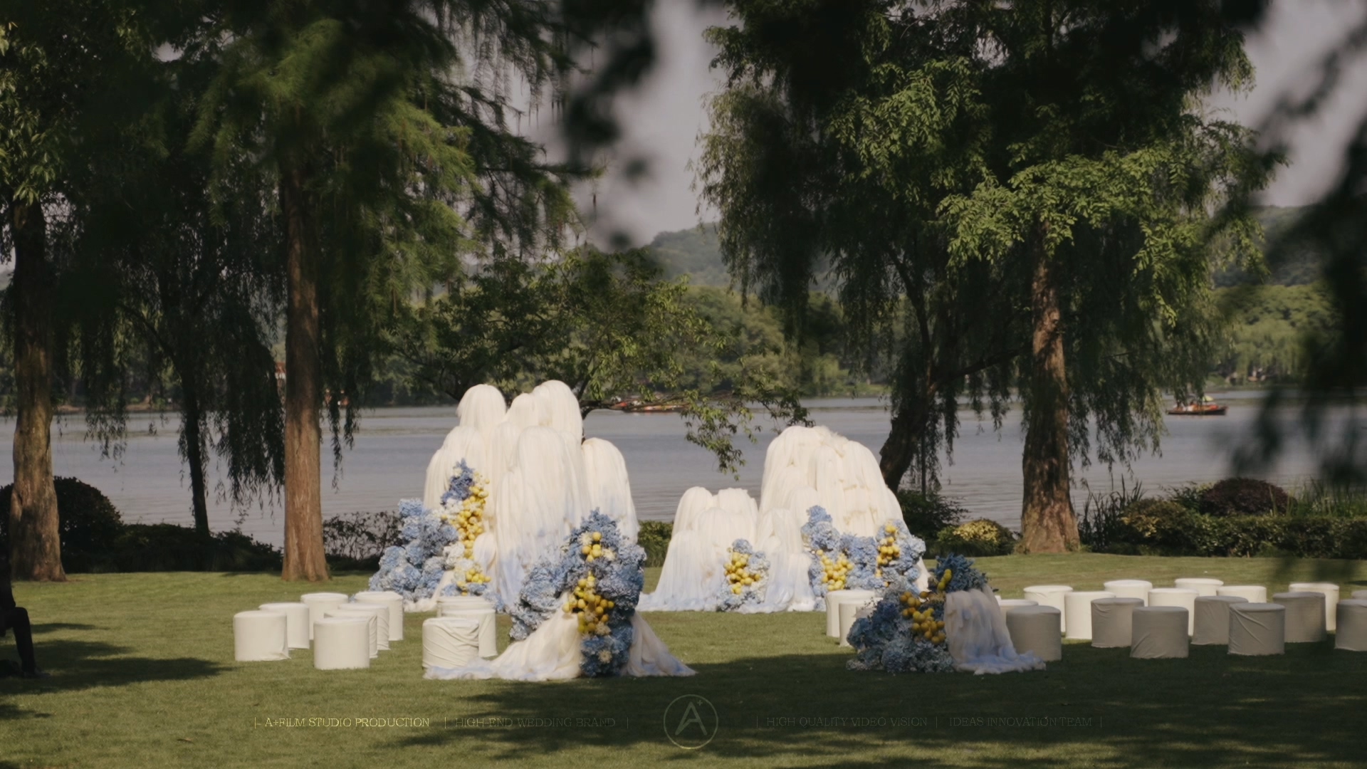 爱和被爱会同时发生在一个闪动的，悸动的瞬间